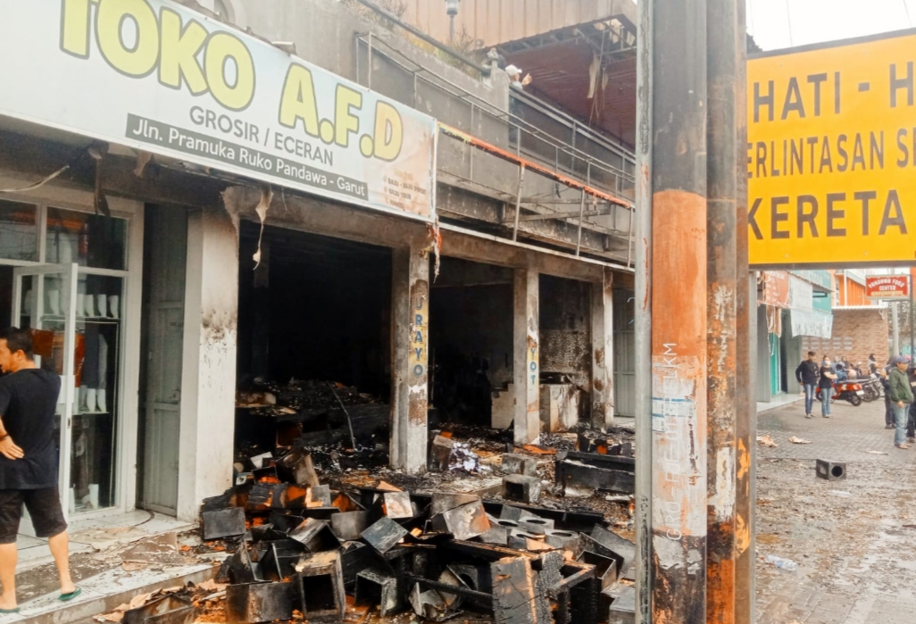 Diduga Gas LPG Bocor, Kios Oleh-oleh di Garut Kota Hangus Terbakar