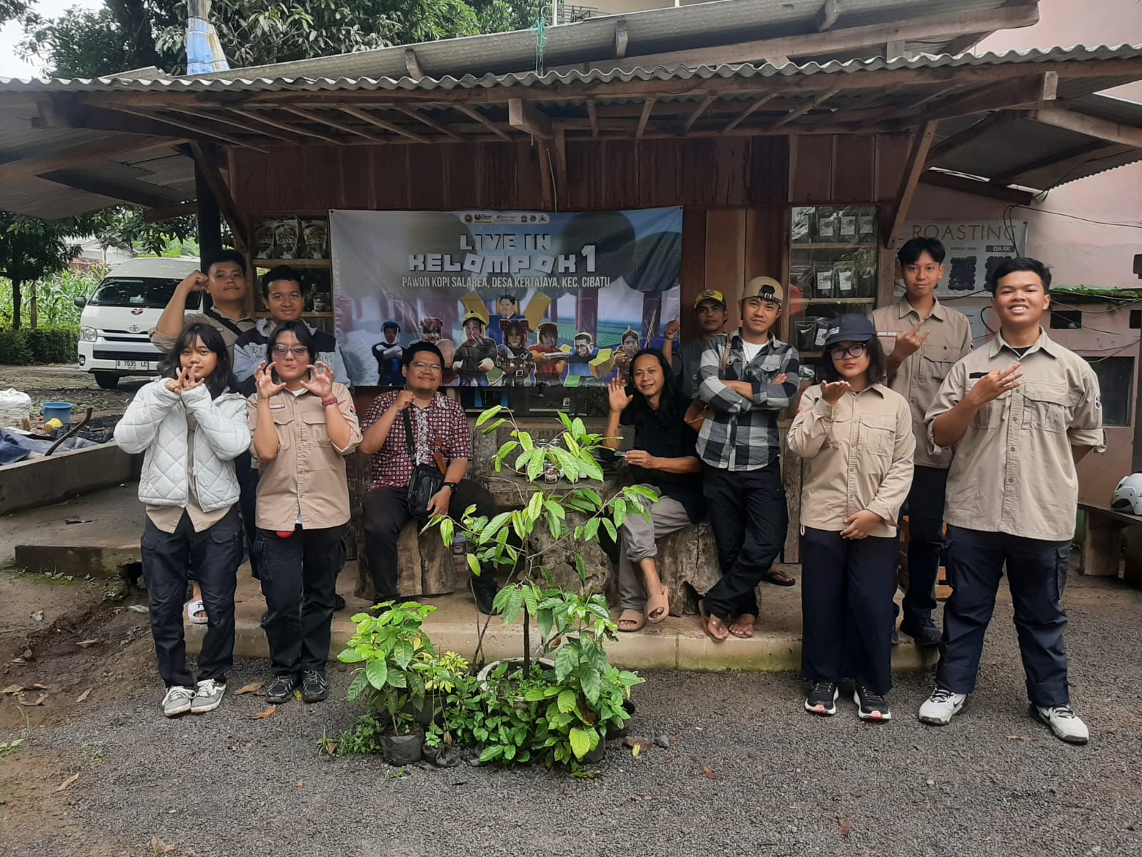 Pelajar SMA Labschool UPI Cibiru Live In di Pawon Kopi Salarea