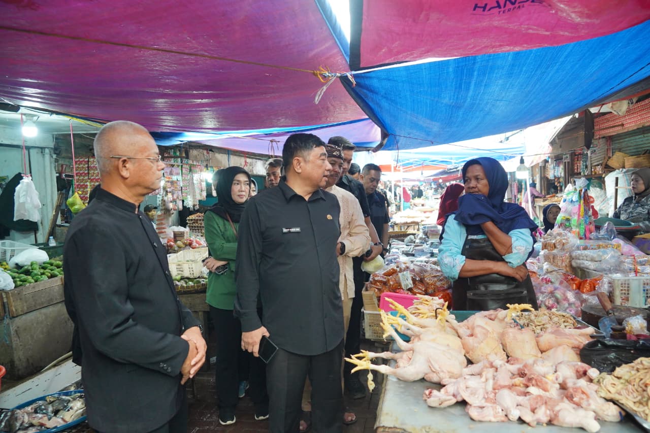 Jelang Ramadhan, Bupati Garut Pantau Ketersediaan Bahan Pokok di Pasar Guntur Ciawitali
