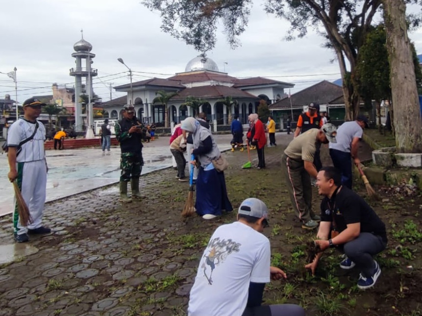 Mengisi Momentum Hari Jadi Garut Ke-213, Warga Cikajang Gelar Jum’at Bersih