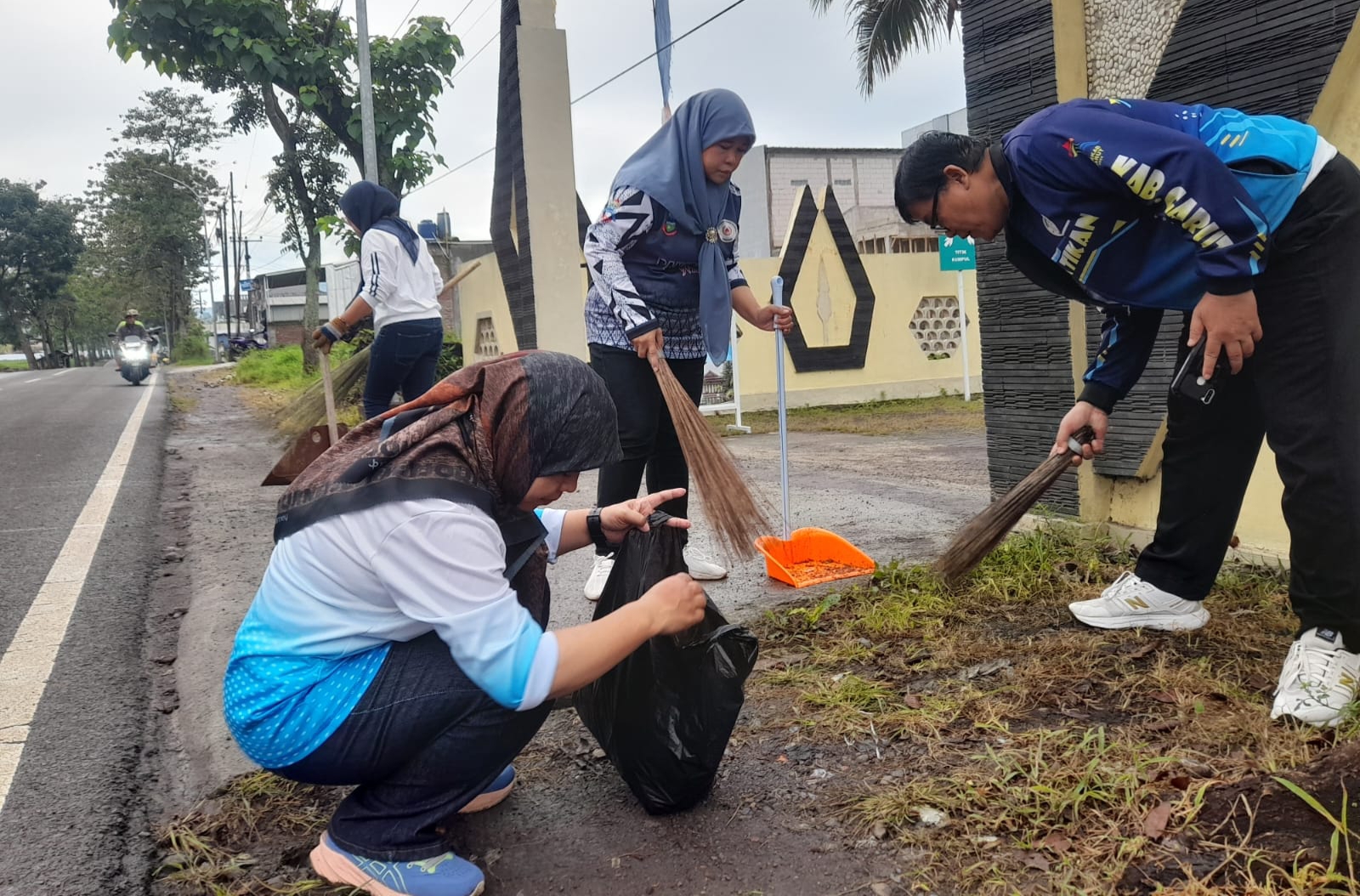 Pegawai Kecamatan Pangatikan Garut Kompak Gelar Jumsih