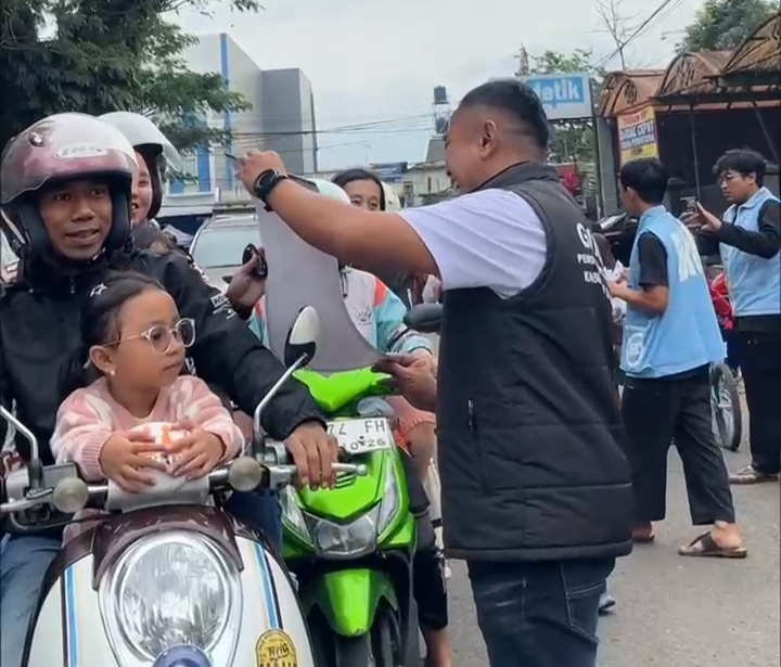 Meraup Berkah di Bulan Ramadhan, GANNA dan BNNK Garut Bagikan 500 Paket Takjil dan Stricker Bahaya Narkoba