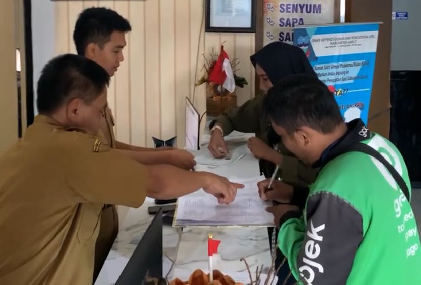 Tak Perlu Jauh ke Disdukcapil, Warga Garut Bisa Cetak e-KTP Langsung di Kantor Kecamatan