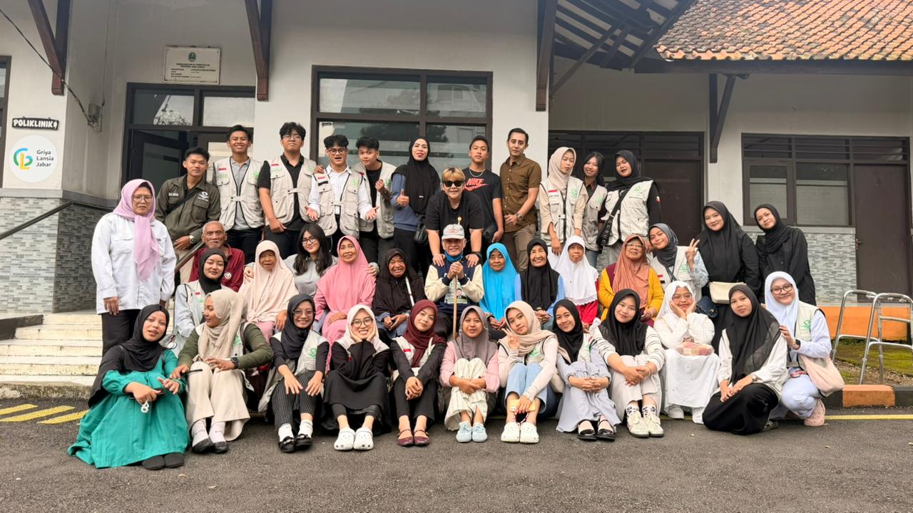 Berbagi Kebahagiaan, PIM dan Komunitas Zumba WDZ Nur Sundanis Family Berbagi Takjil di Panti Sosial Tresna Werdha Garut