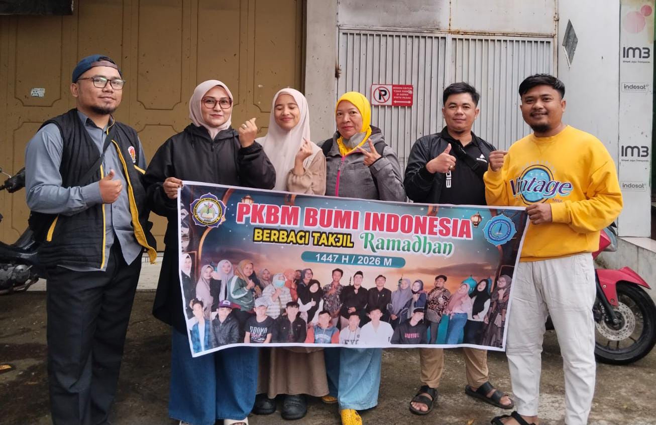 Raih Kemuliaan, PKBM Bumi Indonesia Bagikan Ratusan Takjil Gratis Kepada Warga dan Pengendara