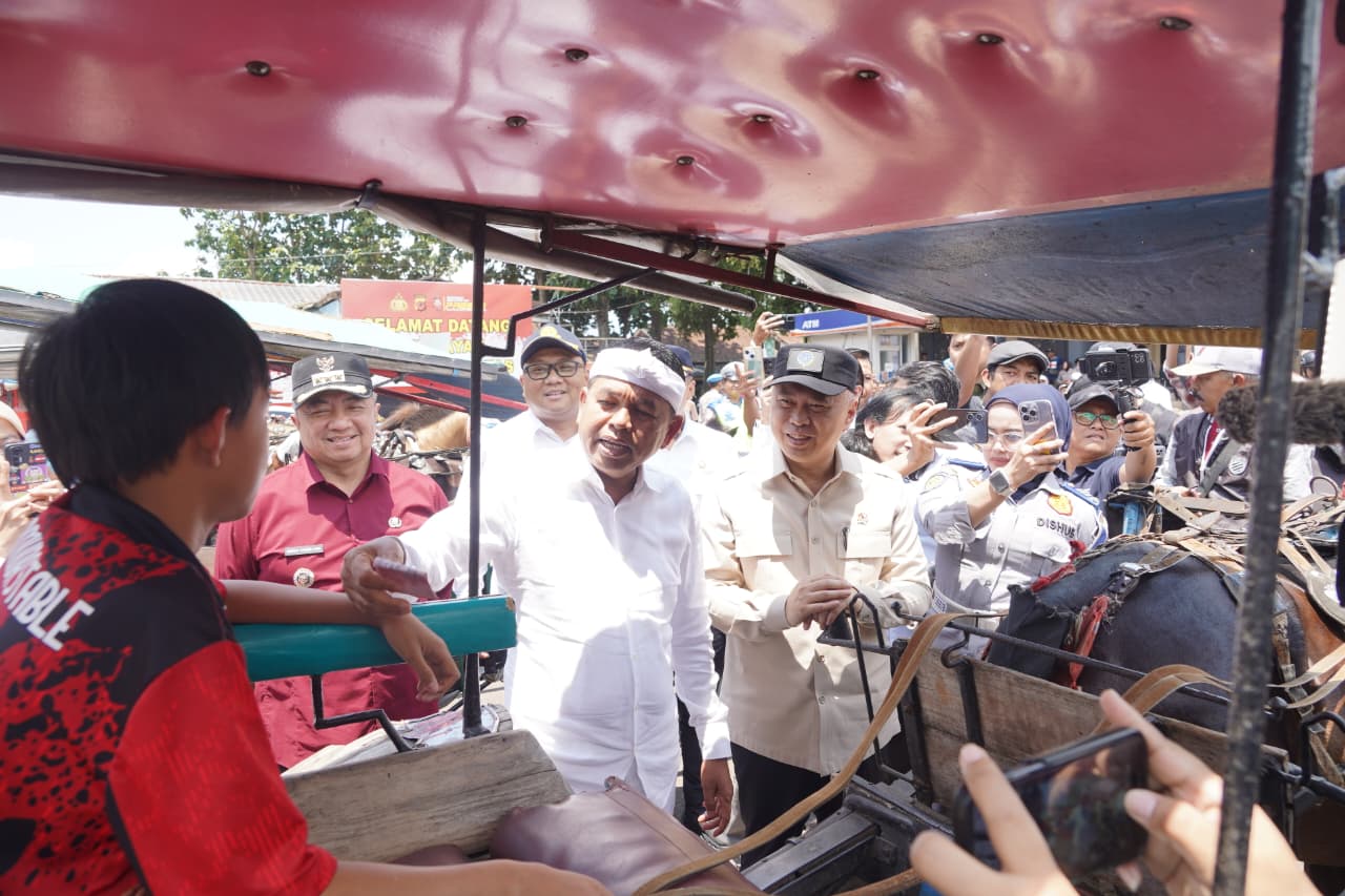 Tidak Boleh Operasi Saat Arus Mudik, Ratusan Kusir Delman dan Penarik Becak di Garut Terima Kompensasi