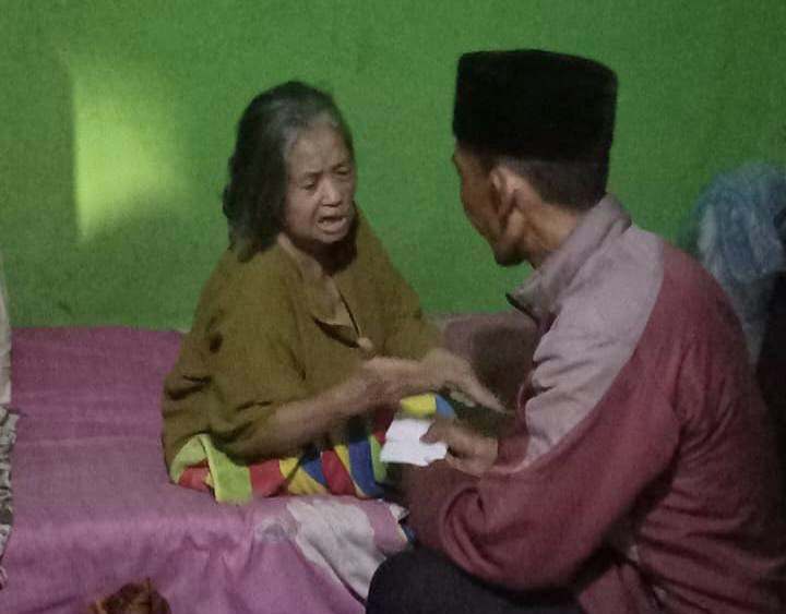 Momentum Lebaran, Pengurus Paguyuban Sedekah Cigaluh Kembali Salurkan Santunan kepada Puluhan Anak Yatim dan Kaum Dhuafa