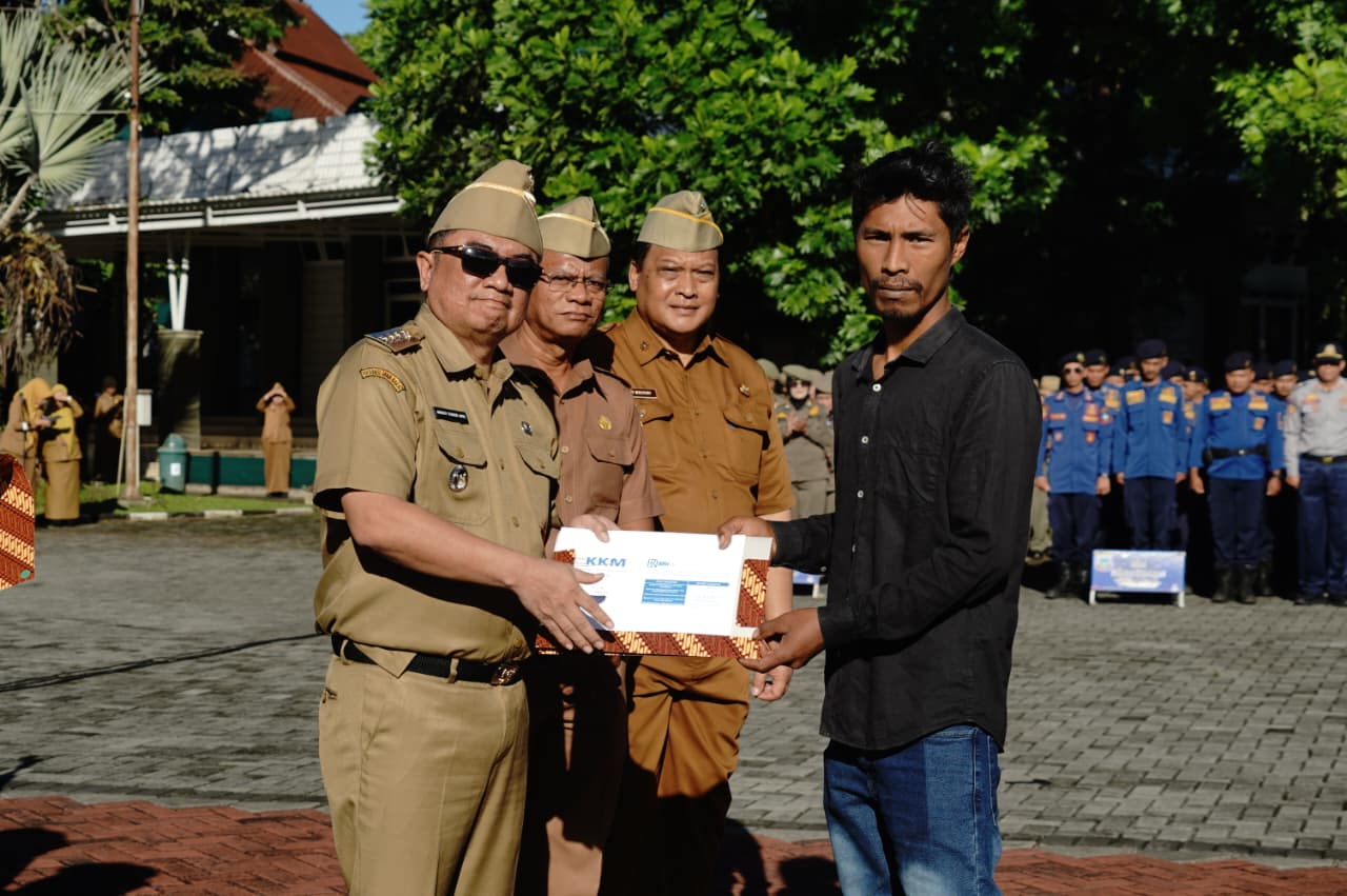 Bupati Garut Serahkan 4.400 Polis Asuransi Mikro
