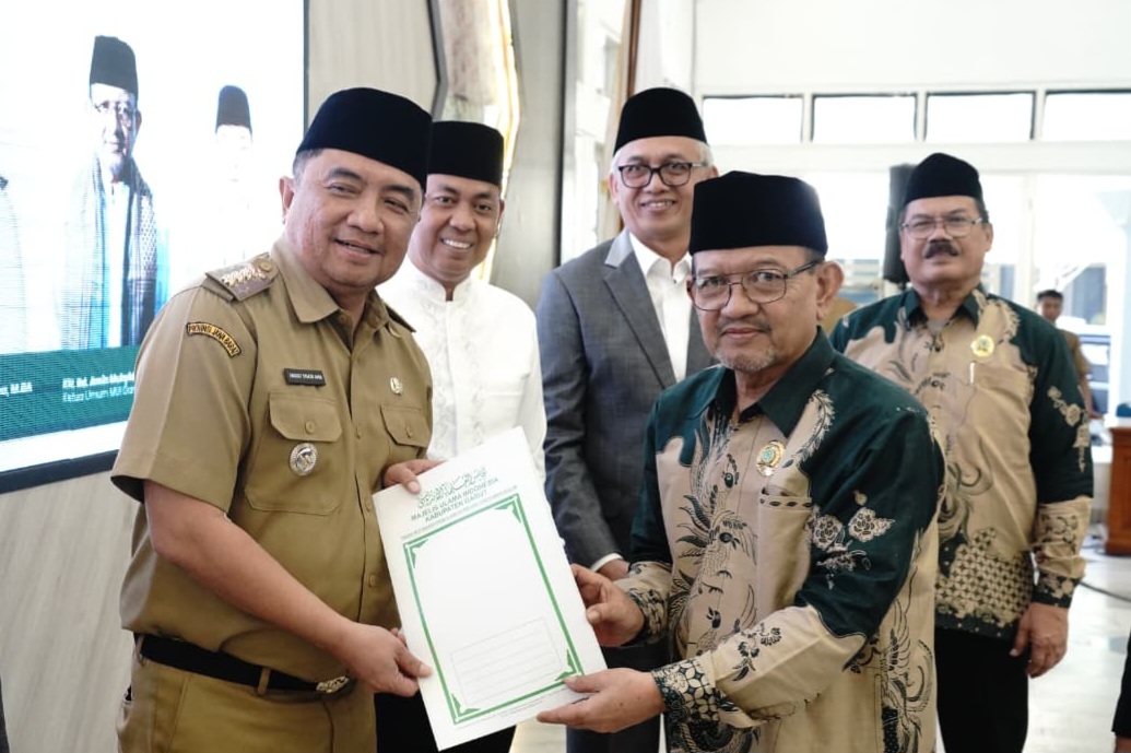Buka Mukerda dan Kukuhkan Pengurus Komisi MUI, Bupati Garut Tekankan Sinergitas Antar Umat