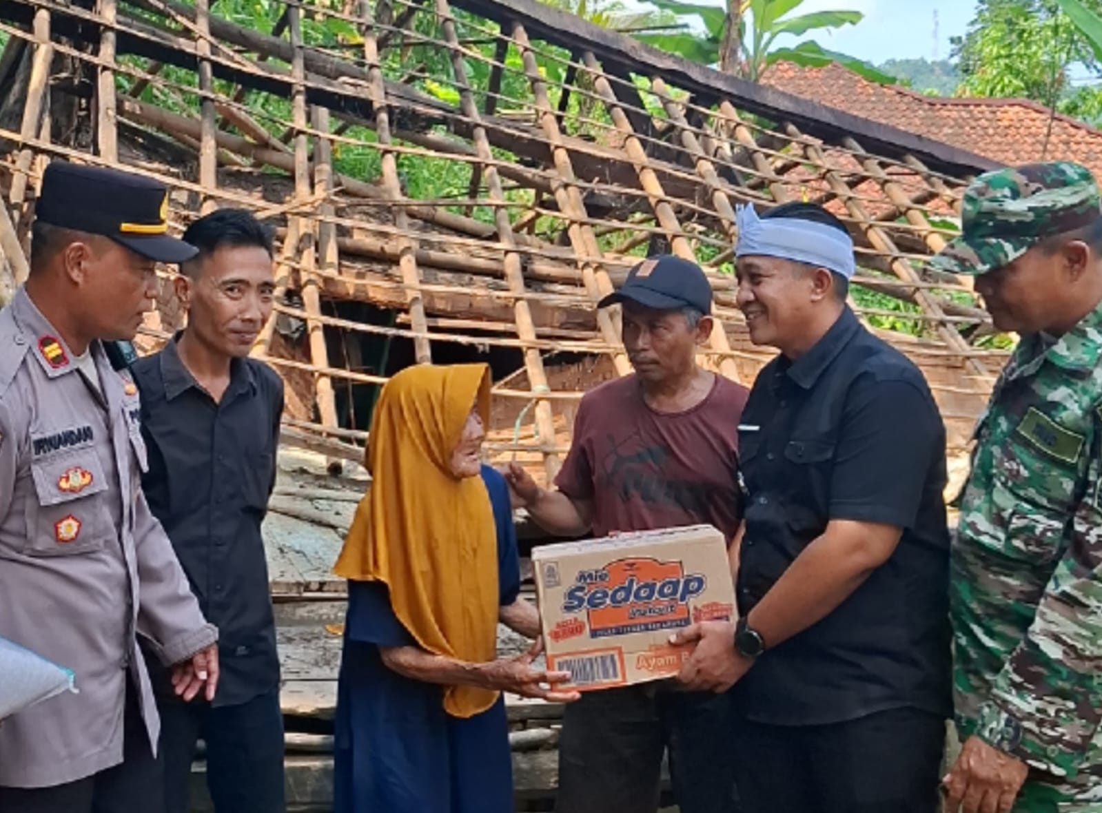 Rumah Warganya Ambruk, Camat Cibalong Garut Langsung Tinjau Lokasi Pastikan Korban Selamat