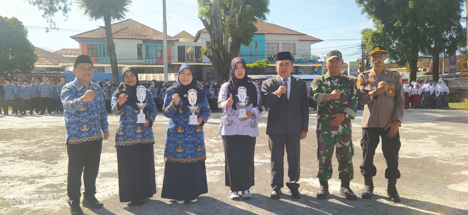 Hardiknas 2026, Camat Cikajang Garut Serahkan Penghargaan Kepada Sekolah Berprestasi