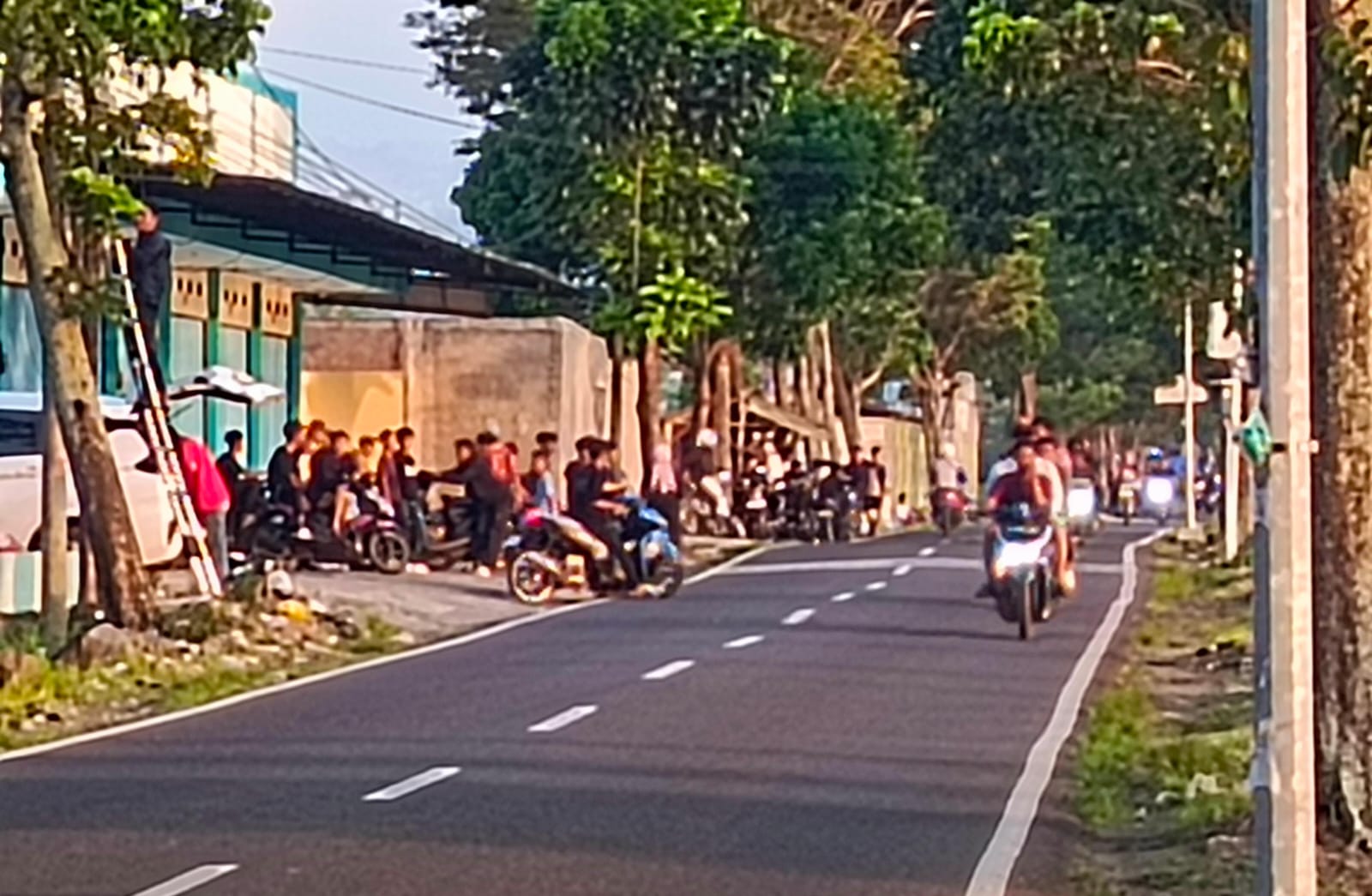 Aksi Balap Liar di Sawah Lega Pangatikan Garut Bahayakan Pengendara, Warga Minta Ada Pos Polisi