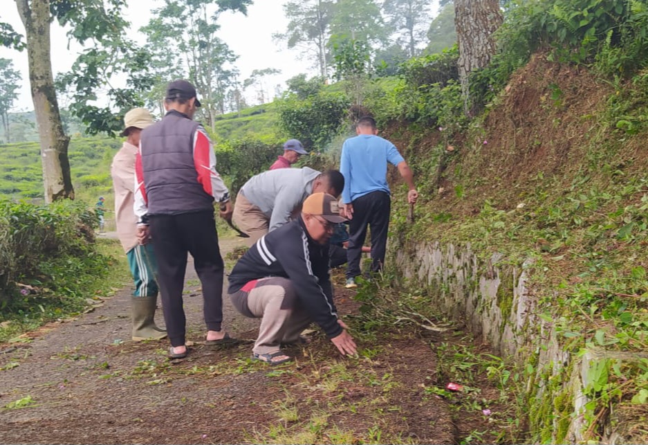 Upaya Mitigasi Bencana, Warga Masyarakat dan Pemdes Tanjungjaya Banjarwangi Garut Lakukan Gerakan Kebersihan Lingkungan