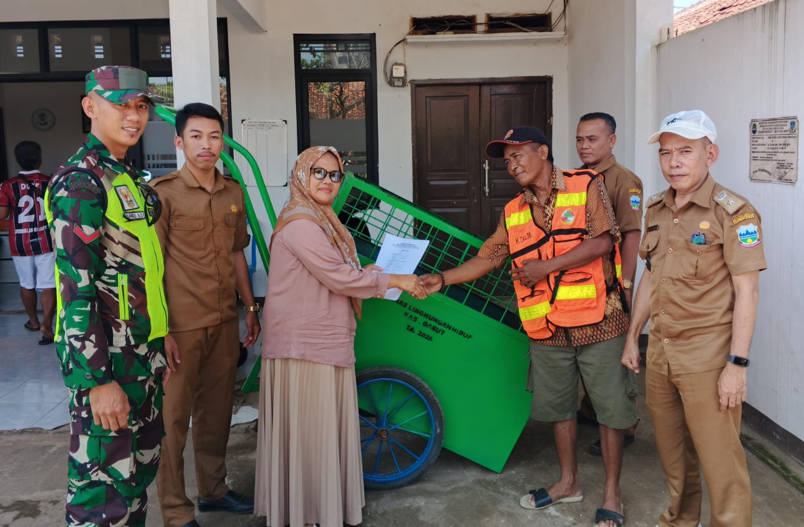DLH Kabupaten Garut Salurkan Gerobak dan Bak Sampah ke Desa Mekarsari Cibatu