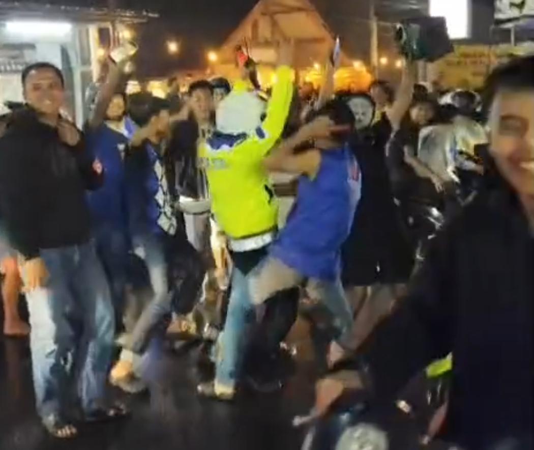 Viral, Aksi Polisi Garut Ikut Joget Bersama Bobotoh Tuai Pujian warga