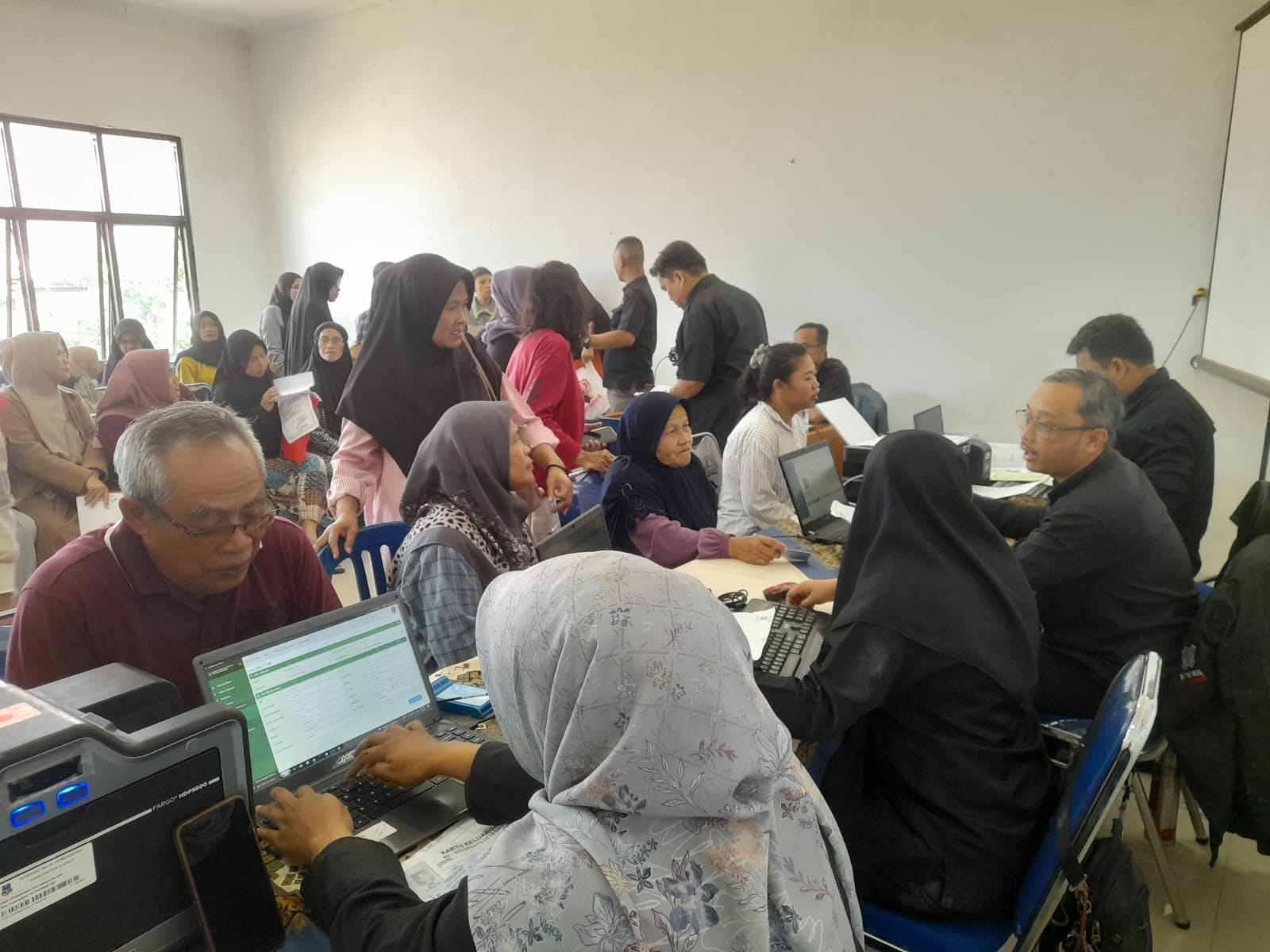 Pelayanan Adminduk di Kelurahan Regol Diburu Warga, Kepala Disdukcapil Garut Sebut Pemilik IKD dan KIA Dapat Diskon Kuliner, Wisata dan Belanja