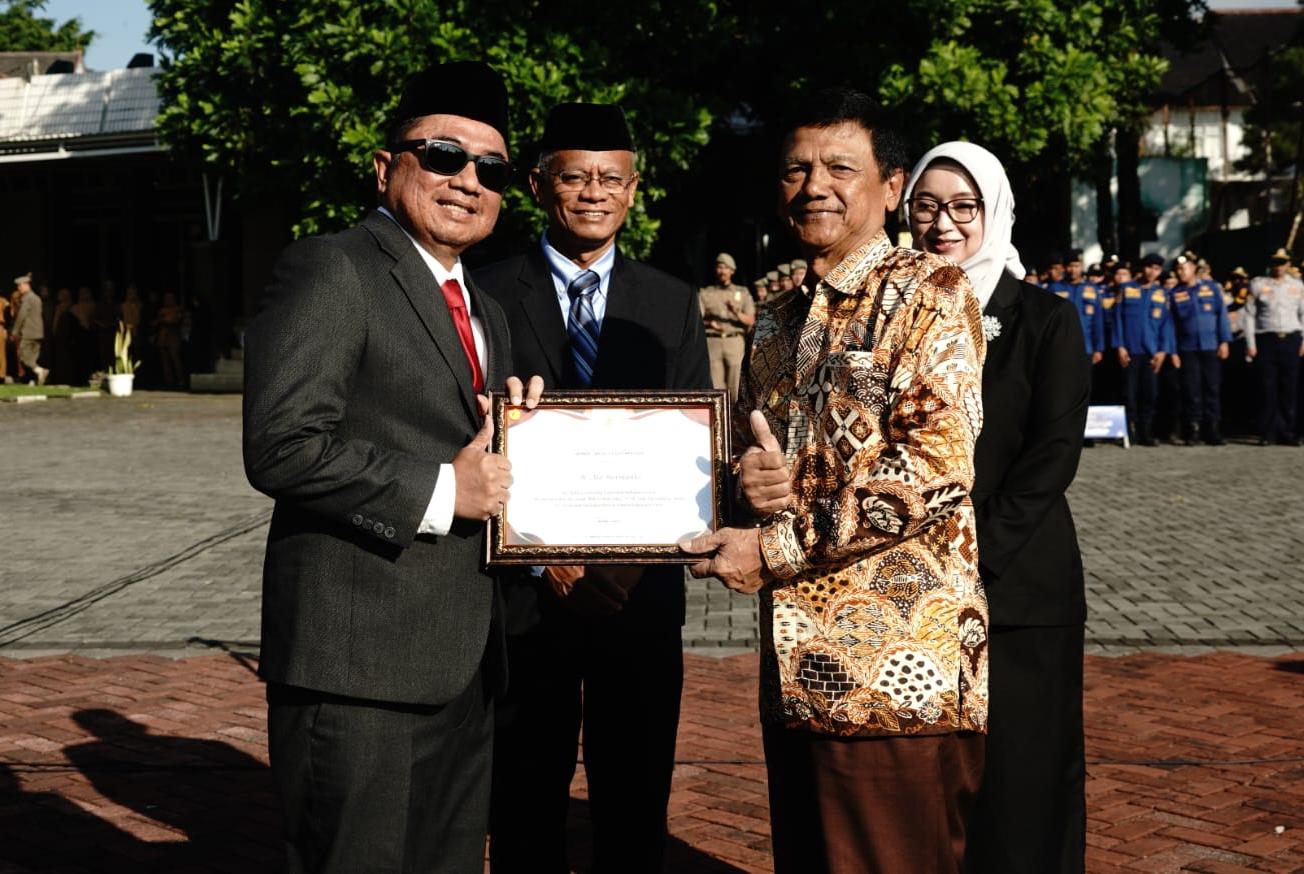 Pengusaha Dodol Picnic, H. Ato Hermanto Hibahkan Tanah ke Pemkab Garut