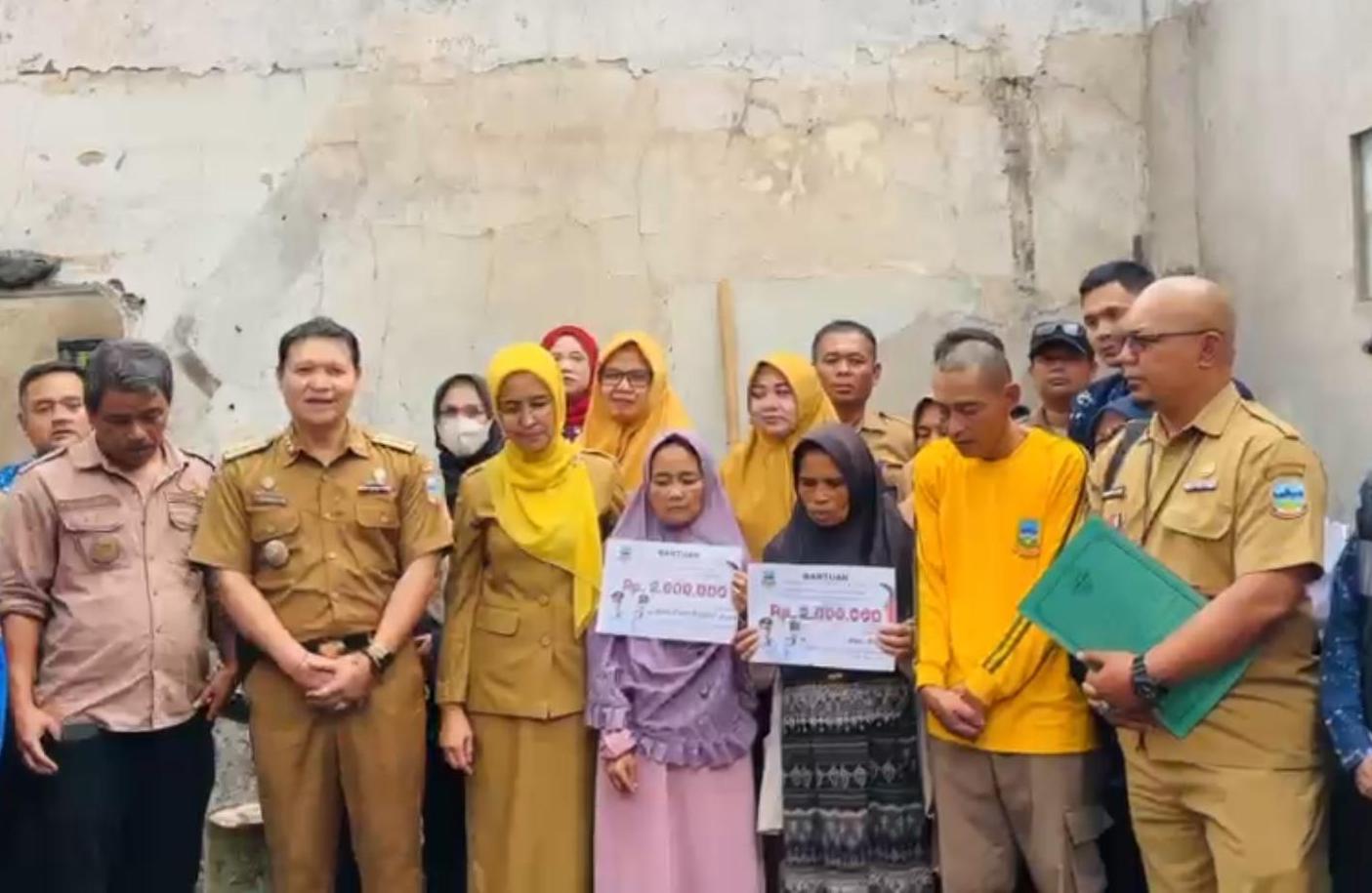 Pemkab Garut Salurkan Bantuan Korban Kebakaran di Banjarwangi