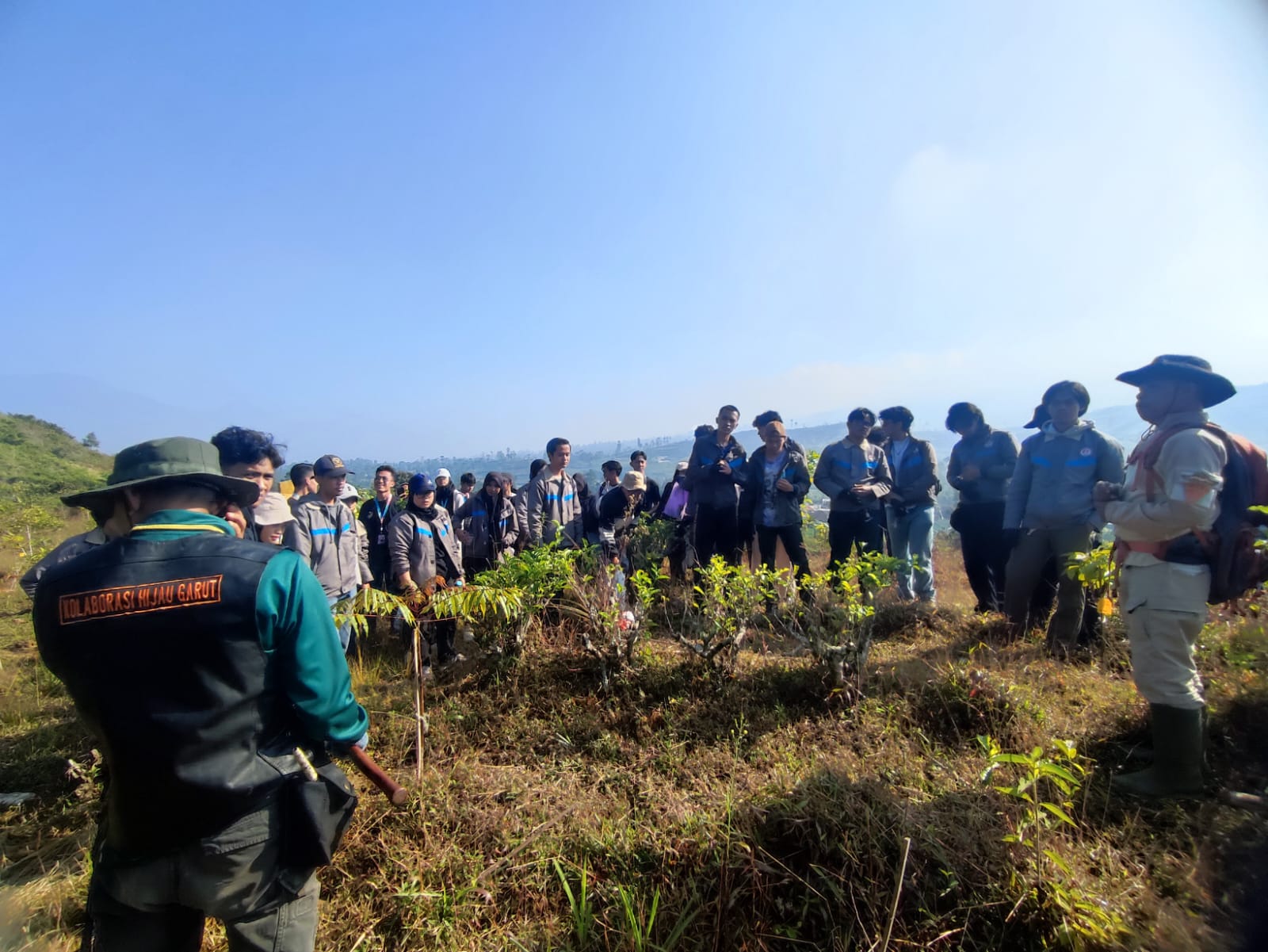 Bersama Mahasiswa KKN Unpad dan Paguyuban, Pamagar Gelar Aksi Kolaborasi Hijau Ke-87