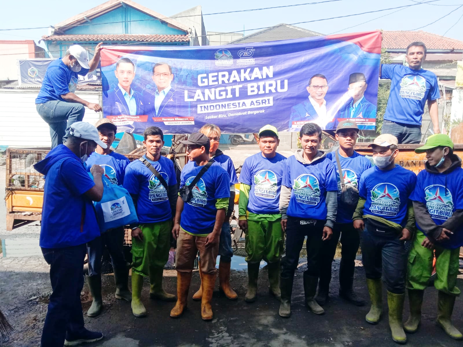 Bersihkan Sampah di Pasar dan Terminal, Kadis LH Garut Sampaikan Apresiasi Gerakan Langit Biru Indonesia Asri