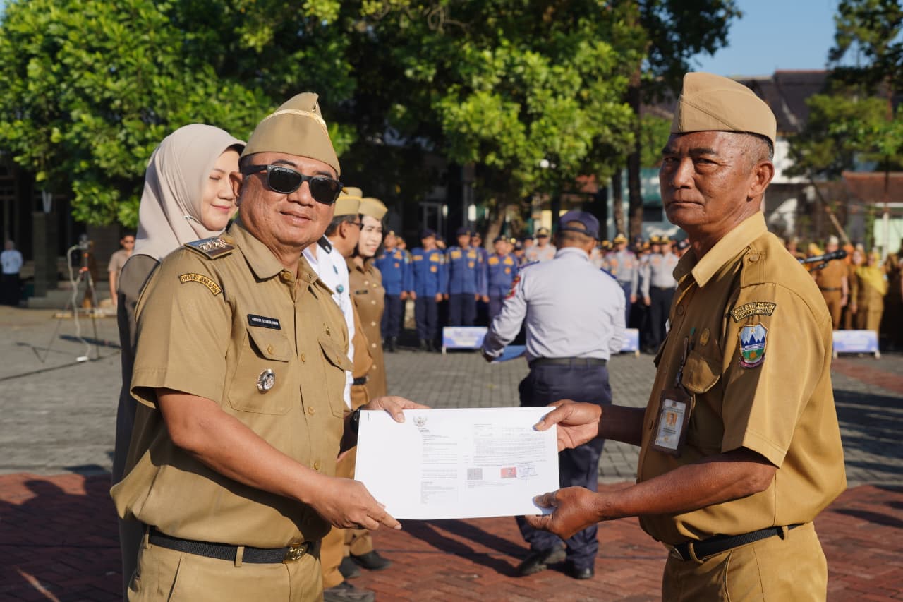 Bupati Garut Serahkan SK Pensiun PNS pada Peringatan Harganas ke-33