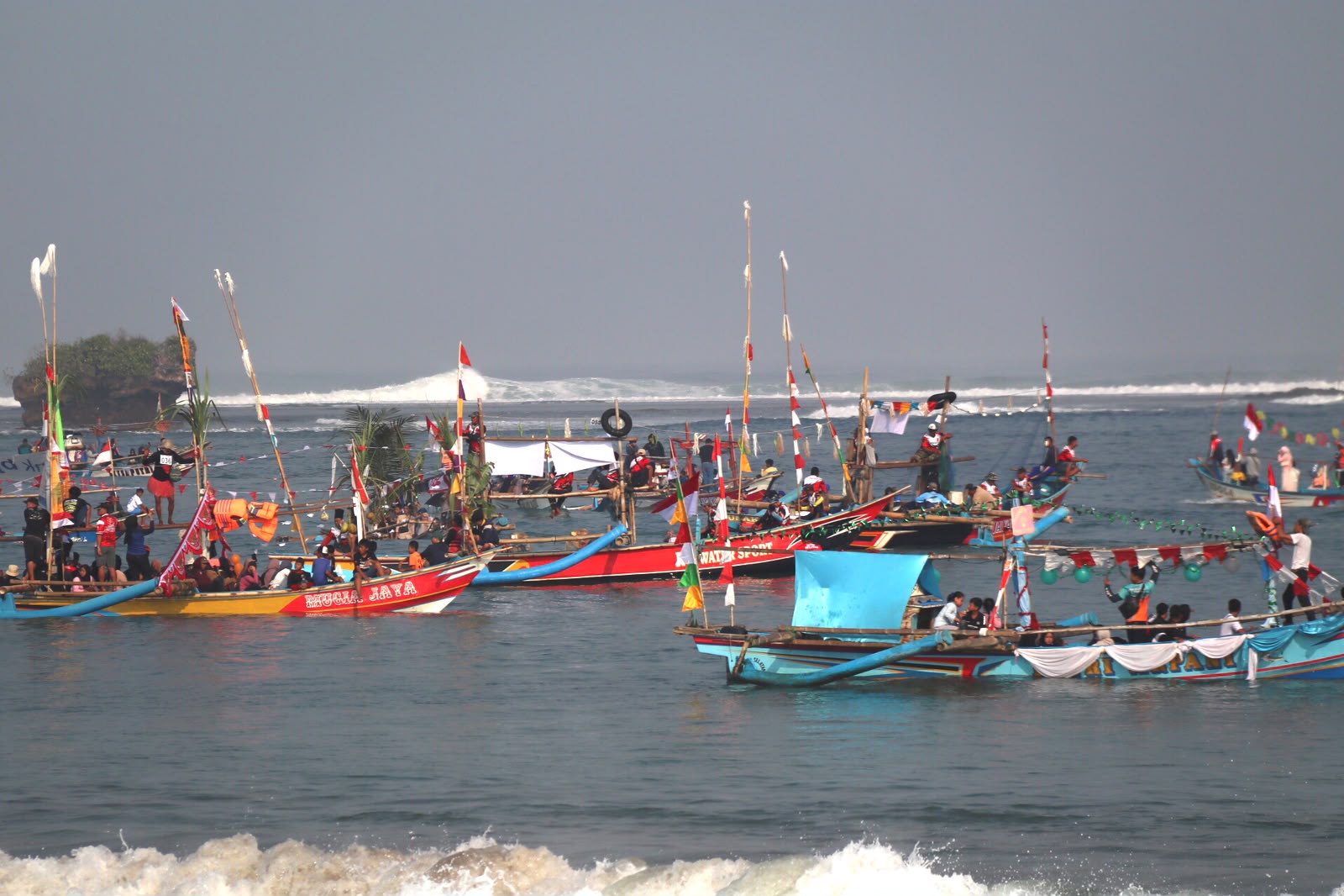 Nelayan Pantai Santolo Garut Gelar Tradisi Tasyakur “Ngarumat Sagara Ngamumule Budaya Basisir”