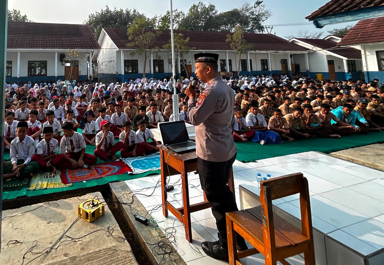 Berikan Materi di MPLS SMPN 1 Selaawi, Ini Pesan Penting Sat Binmas Polres Garut