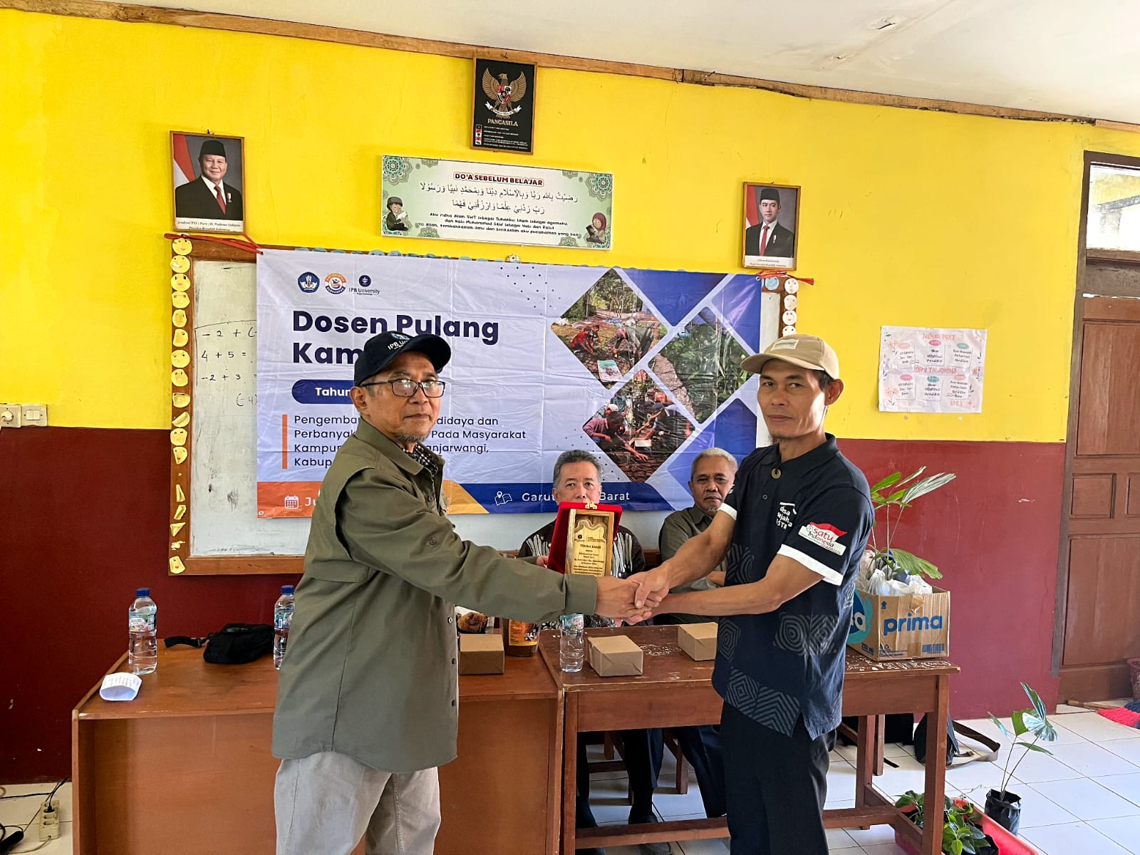 Dosen Pulang Kampung IPB University Dampingi KTH Mekarsari Kembangkan Budidaya dan Pengolahan Aren di Banjarwangi Garut
