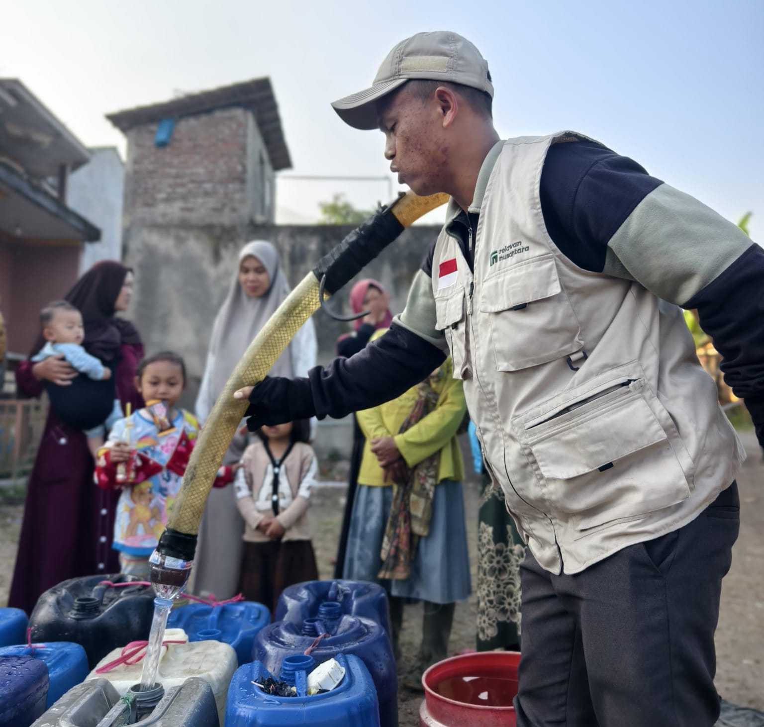 Di Cigedug Garut, Relawan Nusantara Salurkan Bantuan Air Bersih dan Paket Sembako