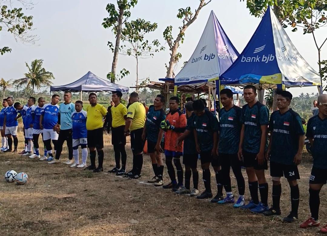 Kades Wanakerta Buka Turnamen Sepak Bola U-40 Harian Garut News Boboko Cup Piala Kadispora Se-Kecamatan Cibatu