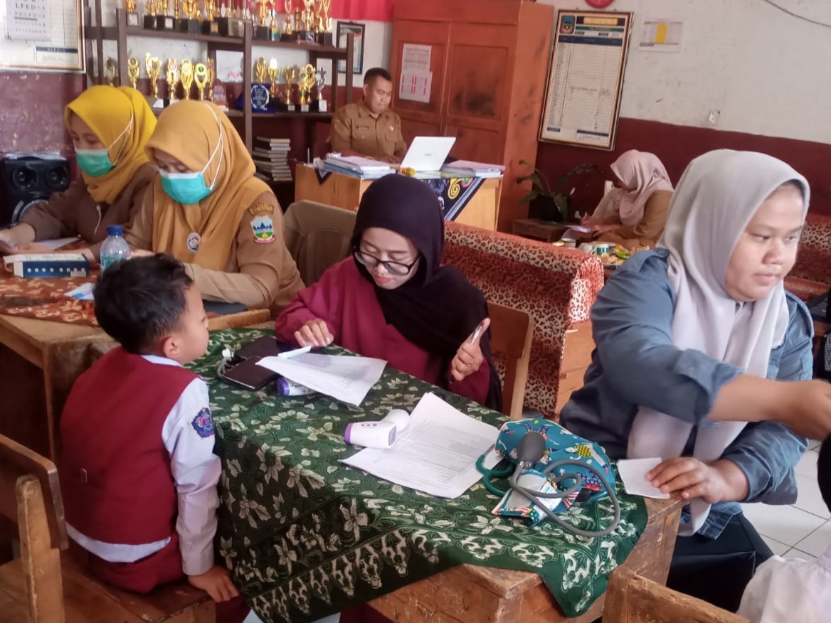 UPT Puskesmas Sukamulya Gelar Cek Kesehatan Gratis di SDN 2 Mekarjaya Sukaresmi Garut