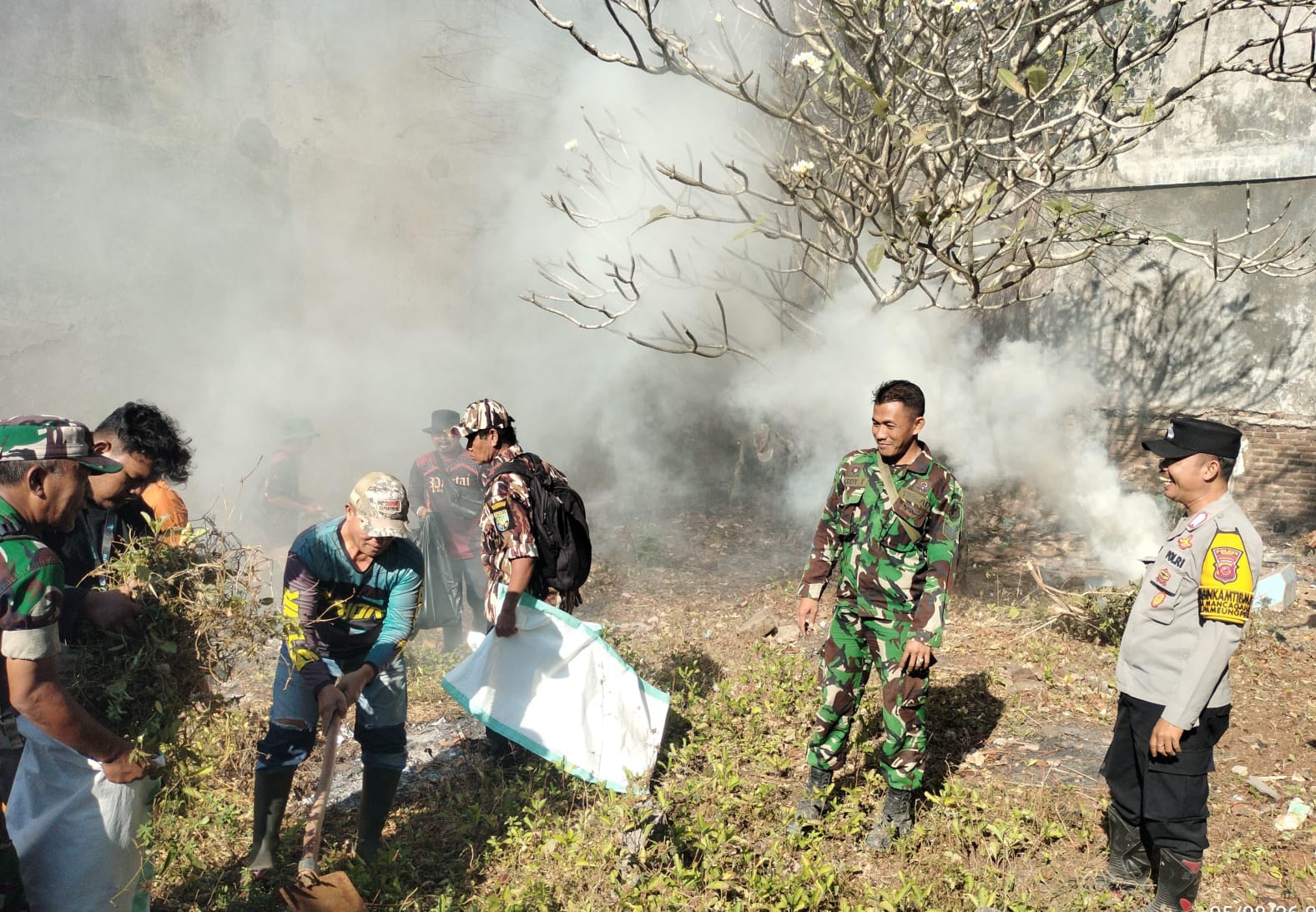 Giat Bakti Sosial Sambut HUT Ke-81 RI di Pameungpeuk Garut, Kompak Bersihkan Makam Pahlawan