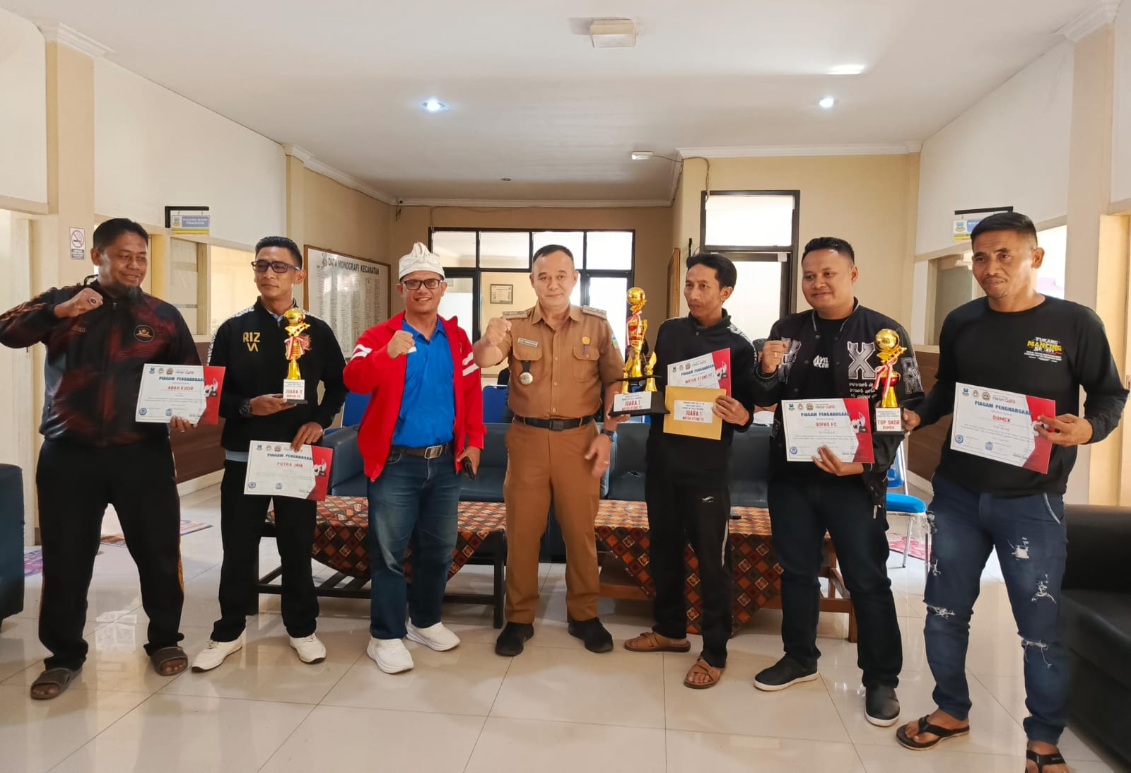 Camat Cibatu dan Ketum PSSI Garut Serahkan Trophy dan Uang Pembinaan kepada Juara Turnamen Boboko Cup U-40