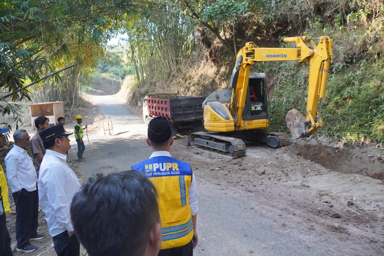 Tingkatkan Konektivitas Garut-Sumedang, Bupati Syakur Cek Proyek Rehabilitasi Jalan Limbangan–Selaawi