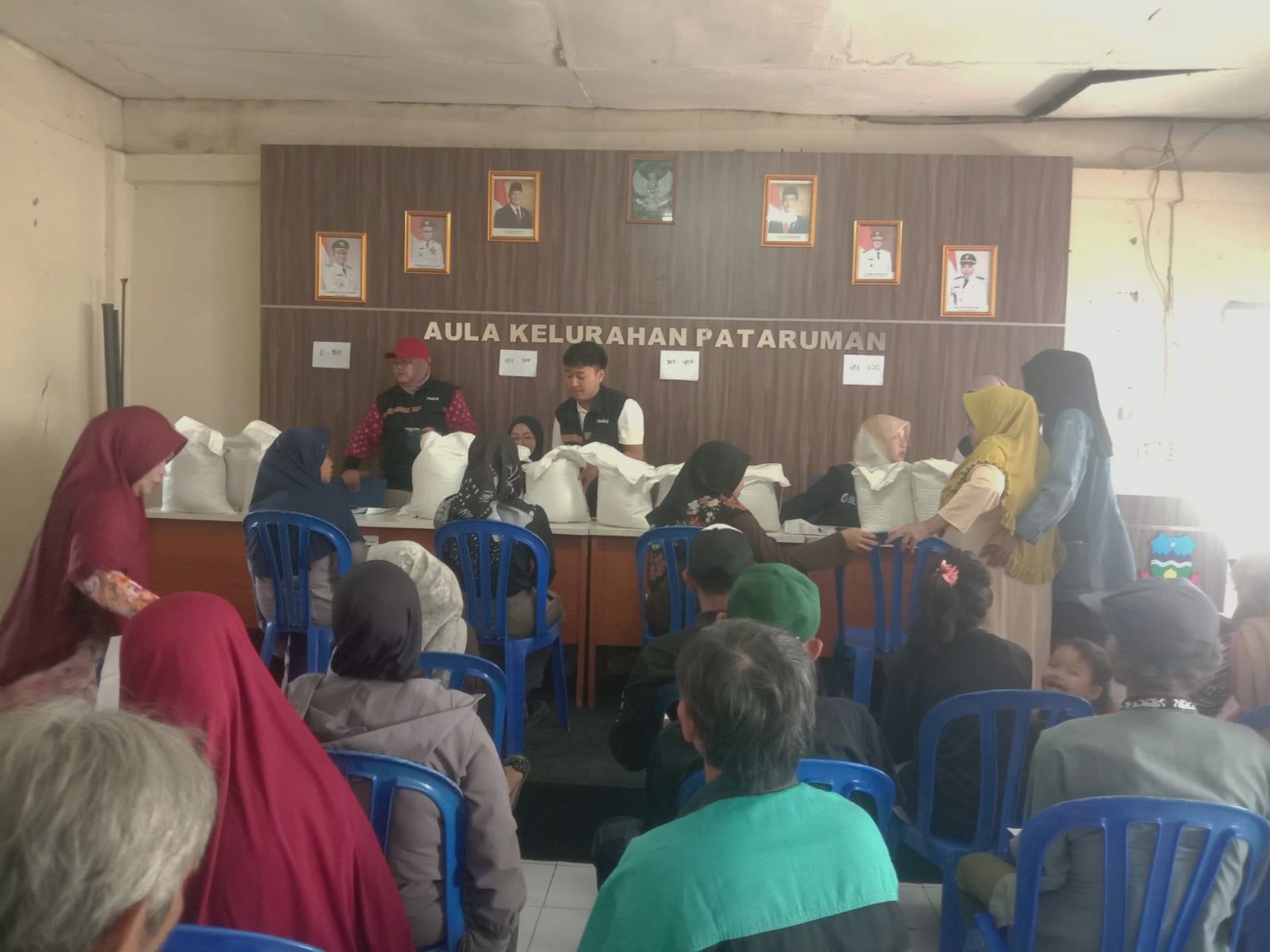 750 KPM di Pataruman Terima Bantuan Beras 30Kg, Lurah Pataruman Minta Para Penerima Proaktif Dukung Program Pemkab Garut