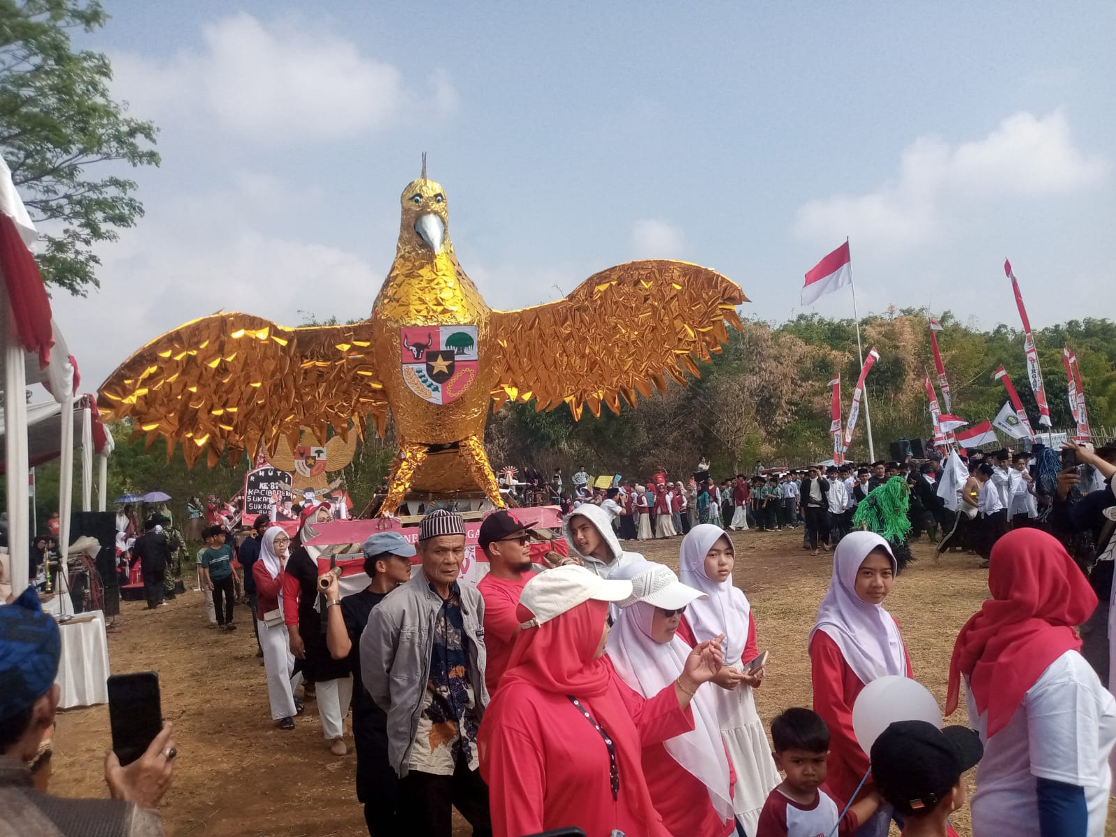 Garuda Emas Hasil Kreatif Warga Desa Sukamulya Gemerlap, Menambah Semarak HUT Ke-81 RI di Sukaresmi Garut