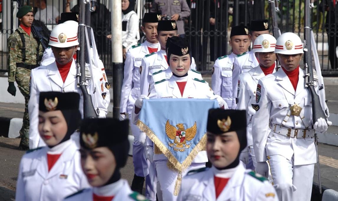 Revina, Pembawa Baki di Upacara HUT Ke-81 RI Sempat Gugup Saat Mengambil Bendera dari Bupati Garut