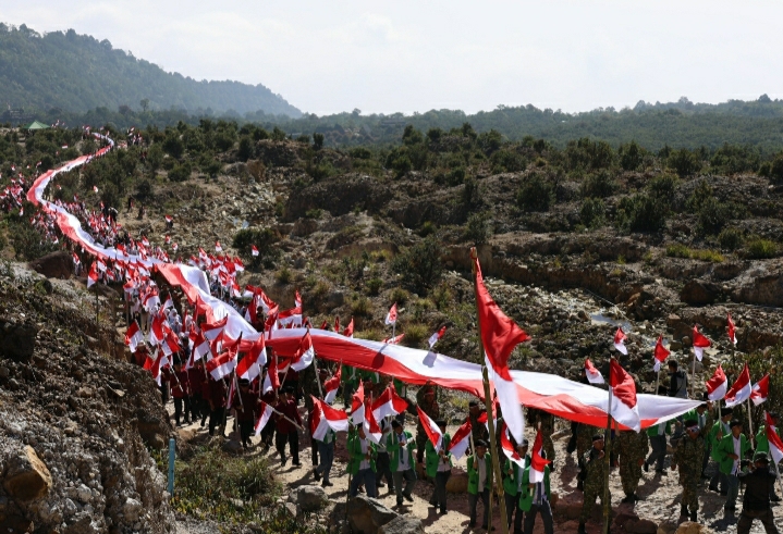 Dandim 0611 Garut Pimpin Langsung Pelaksanaan Pembentangan Bendera Merah Putih Sepanjang 1 KM di Kawah Gunung Papandayan