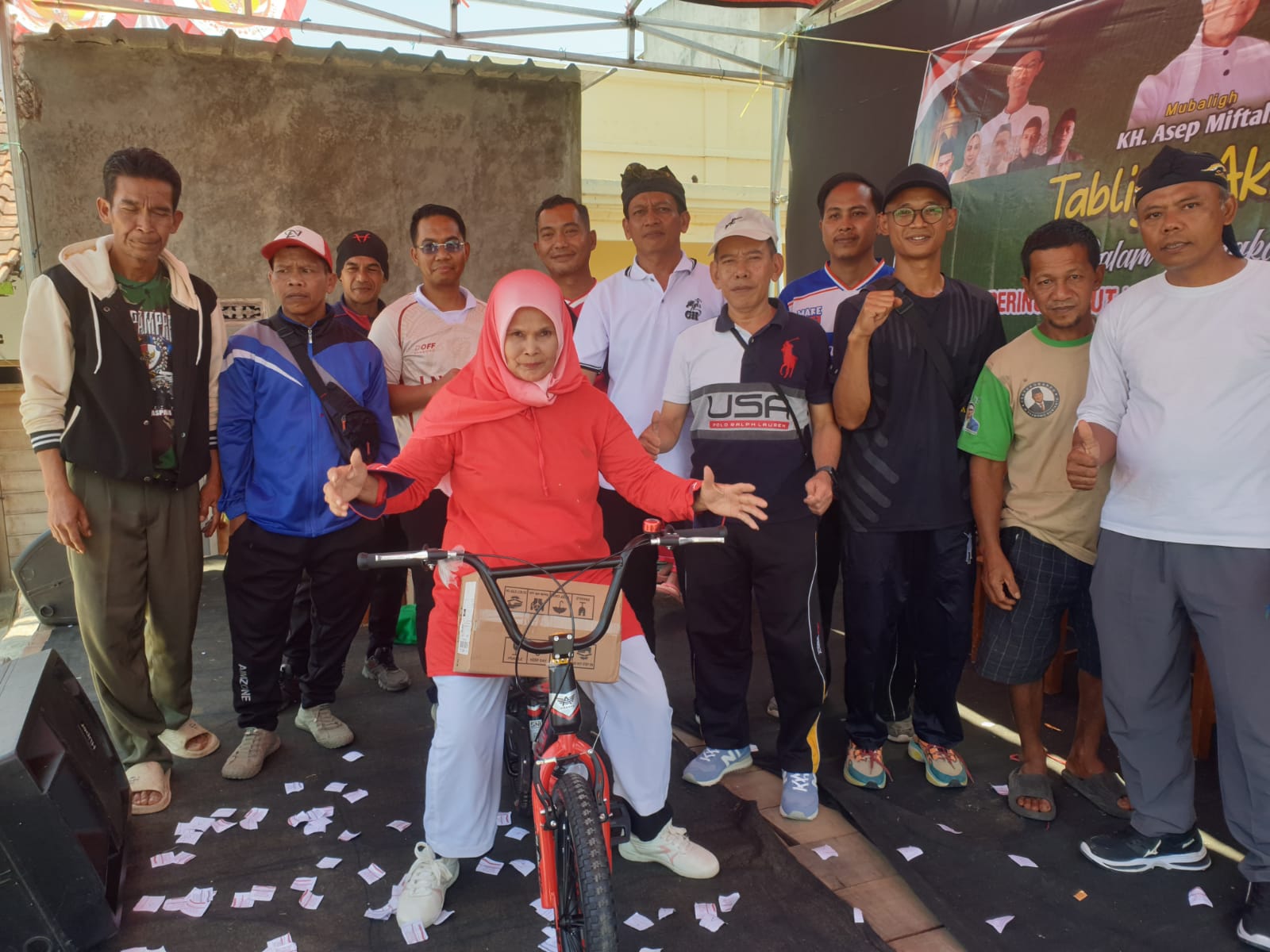 Warga Kampung Cigaluh Desa Mekarsari Cibatu Gelar Jalan Santai dan Peringatan Maulid Nabi