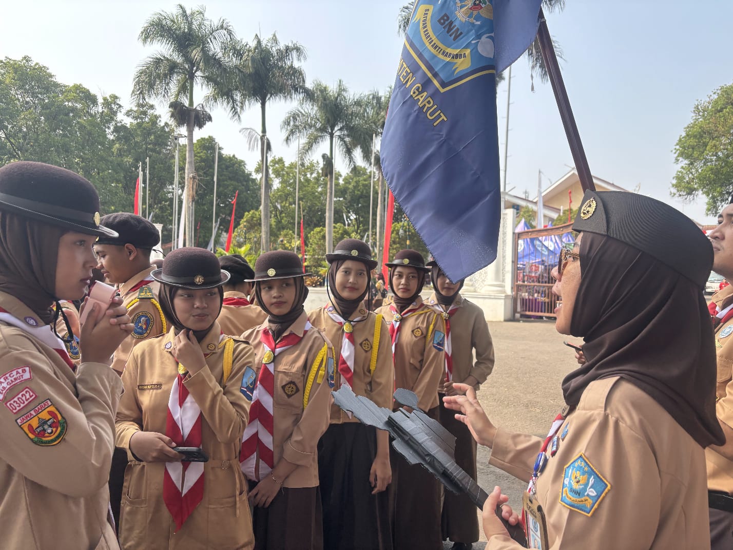Ikut Karnaval di Hari Pramuka Ke-65, Saka Anti Narkoba Garut Gelar Penyuluhan Singkat dan Bagikan Merchandise