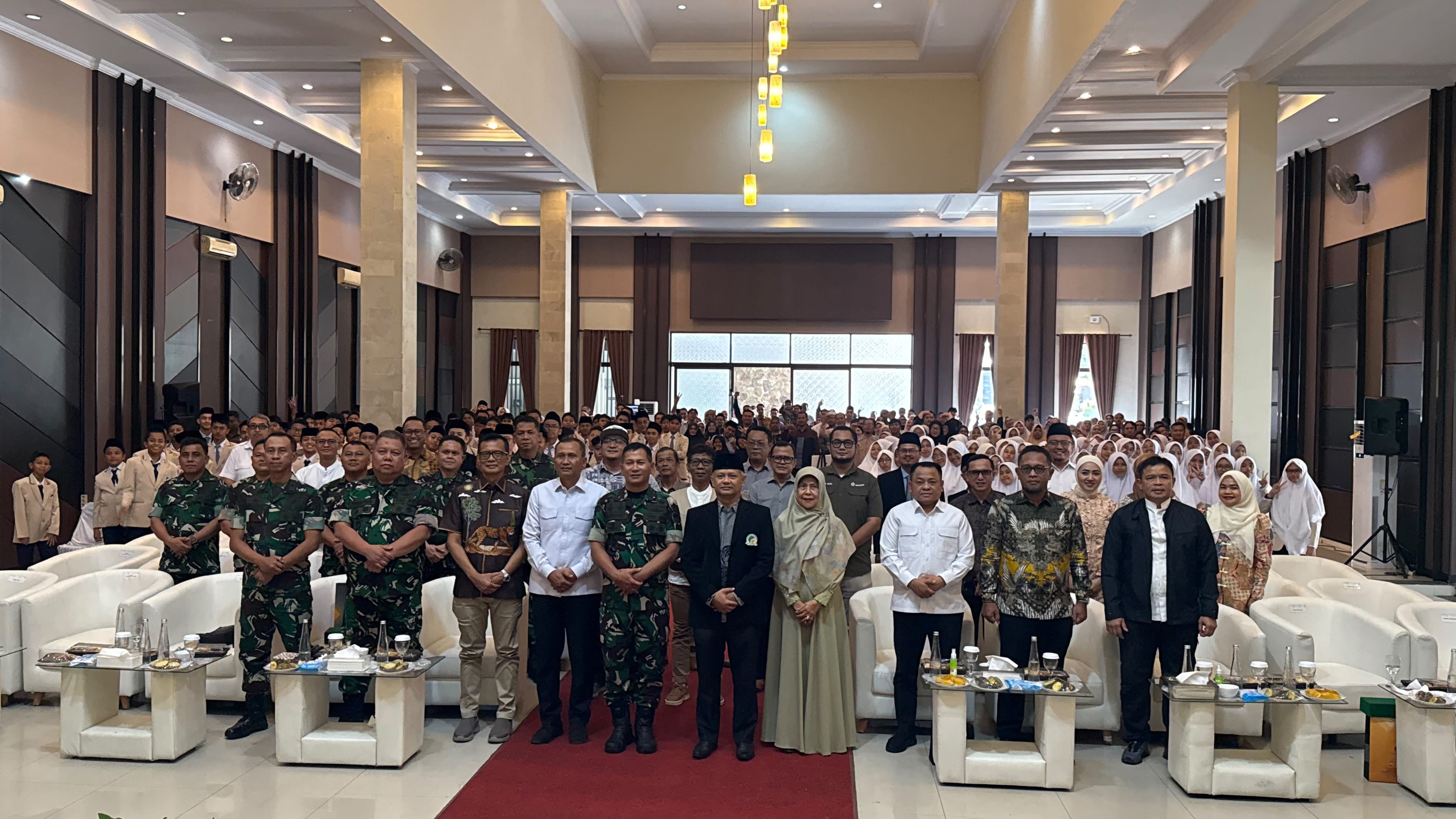 Pangdam III Siliwangi, Deputi I BNPT dan Direktur PT. Antam, Tbk. hadiri Inauguration Ceremony 2026 Santri Murid Baru Al Mashduqi IIBS Garut