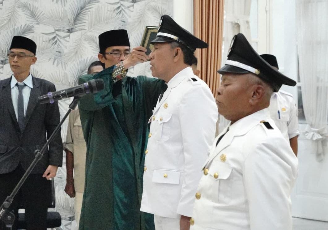 Bupati Garut Lantik Kades PAW Cisewu dan Cigadog