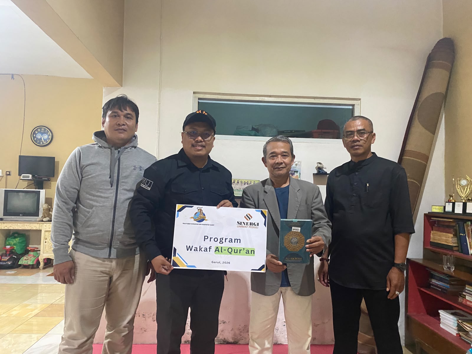 Kolaborasi dengan Sinergi Umat Peduli, DPD Sundawani Garut Salurkan Wakaf Al Qur'an