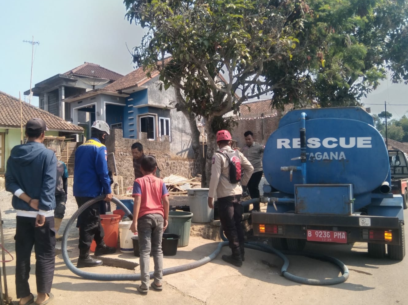 Warga Desa Sukajaya Sukaresmi Terima Bantuan Air Bersih dari Pemkab Garut