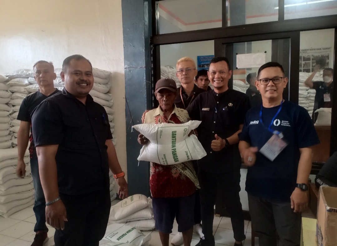 Ribuan Warga Cimuncang Garut Kota Sumringah, Pemerintah Kelurahan Salurkan Bantuan Beras
