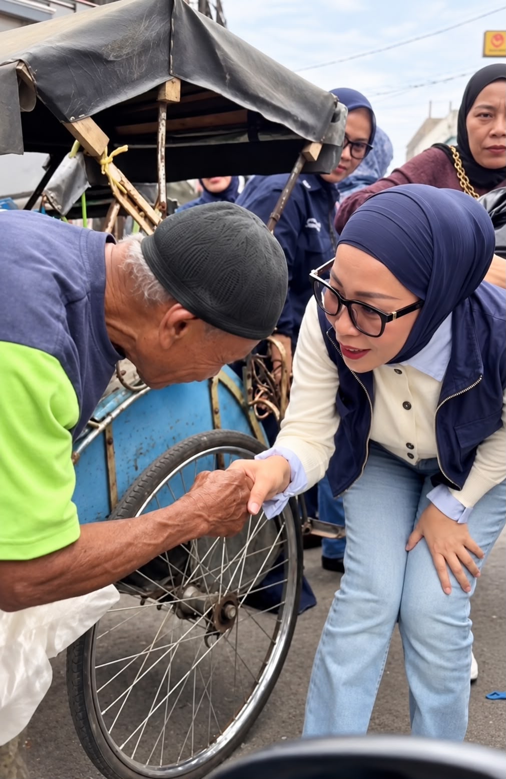 Ibu Lola: Bantu UMKM Tak Harus Rumit, Bisa Dimulai dengan Membeli Dagangannya
