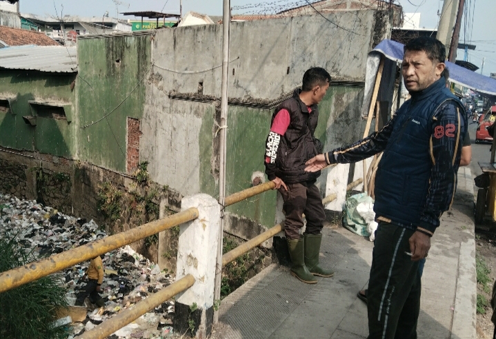 Lurah Ciwalen Garut Kota Ingatkan Warga Tidak Buang Sampah di Sungai