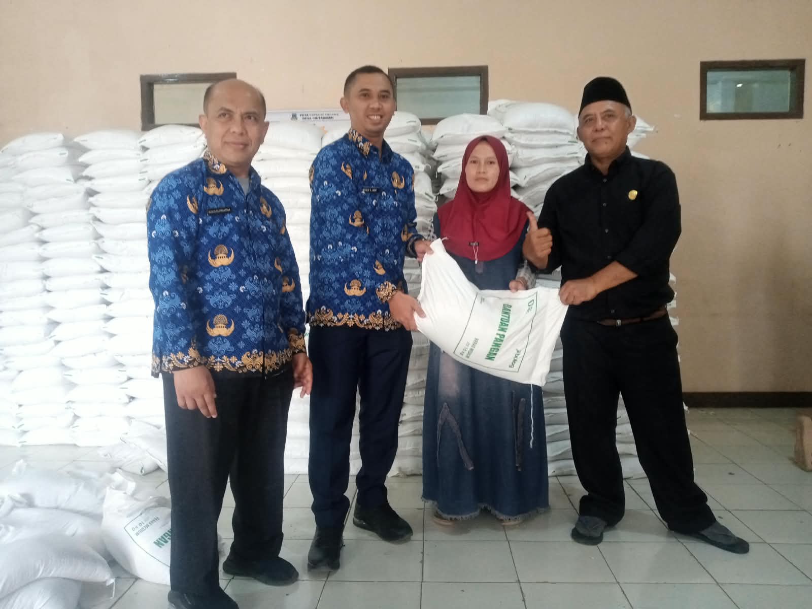 Camat Sukaresmi Garut Pantau Langsung Penyaluran Bantuan Pangan di Cintadamai