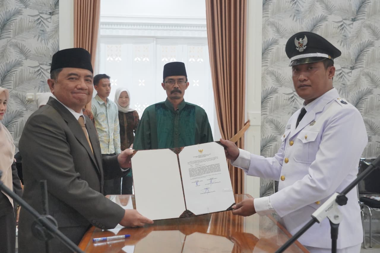 Lantik Dua Kades PAW, Bupati Garut Dorong Inovasi dan Partisipasi Masyarakat