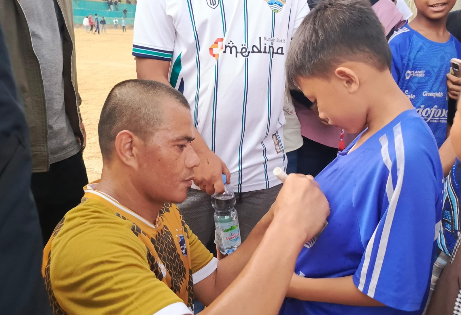 Legenda Persib Warnai Laga Ekshibisi Porpany Panyosogan VS Kalasadat FC, Penonton Tumpah Ruah Buru Tanda Tangan